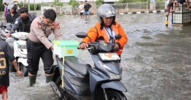 Personel Polres Jakarta Barat Turun ke Jalan, Bantu Pengendara Terjebak Banjir di Kebon Jeruk
