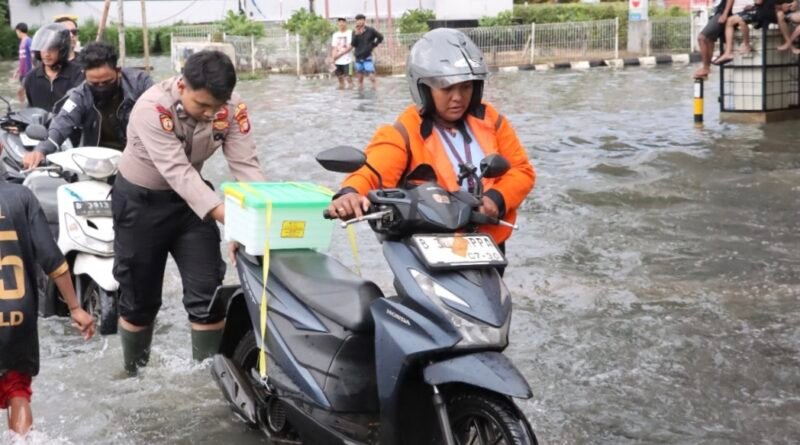 Personel Polres Jakarta Barat Turun ke Jalan, Bantu Pengendara Terjebak Banjir di Kebon Jeruk