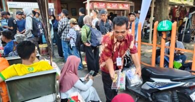 Serba-serbi Mudik Lebaran 2026, Pedagang Asongan di Terminal Kalideres Dilengkapi ID Card