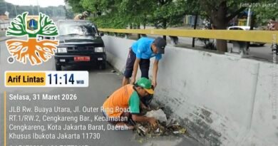 Viral! Personel Satpel LH Kecamatan Cengkareng Bersihkan Sampah di Flyover