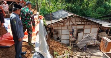 Hujan Deras Pule Trenggalek Longsor, Babinsa dan Warga Sigap Evakuasi Material