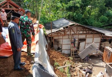 Hujan Deras Pule Trenggalek Longsor, Babinsa dan Warga Sigap Evakuasi Material