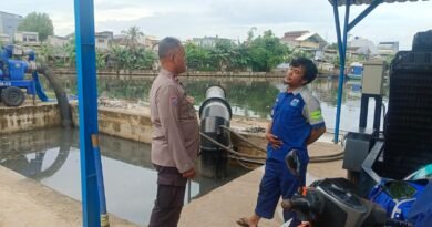Curah Hujan Tinggi, Bhabinkamtibmas Kedoya Utara Sambangi Petugas Pompa Air Pesing