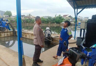 Curah Hujan Tinggi, Bhabinkamtibmas Kedoya Utara Sambangi Petugas Pompa Air Pesing