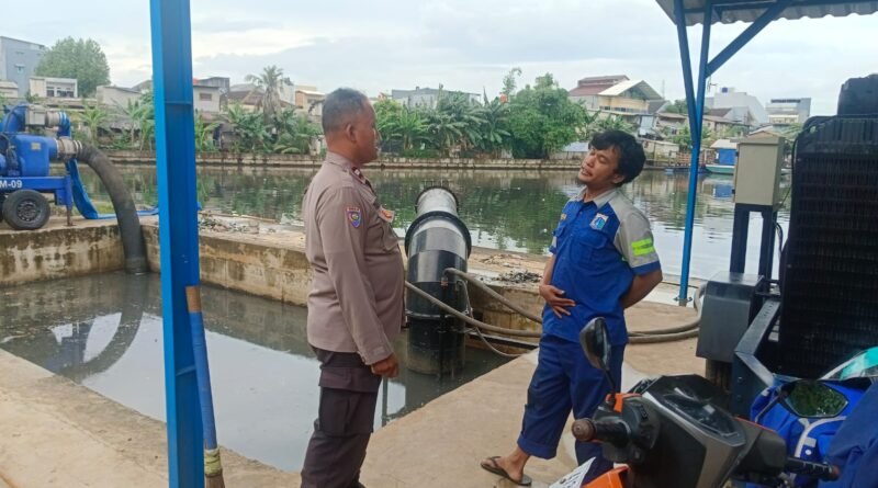 Curah Hujan Tinggi, Bhabinkamtibmas Kedoya Utara Sambangi Petugas Pompa Air Pesing