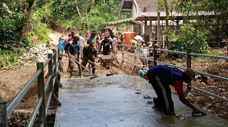 TNI Bersama Warga Bersinergi Cor Jembatan Perintis Garuda di Desa Banggle