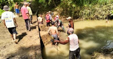 Antisipasi Banjir, Babinsa Koramil Bakung Bersama Warga Kerja Bakti Bersihkan Sungai