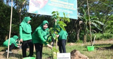 Persit KCK Koorcab Rem 081 Tanam Ratusan Pohon Produktif di Kawasan Gunung Kendil
