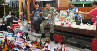 Kreativitas Sertu Nurdin Sulap Galon dan Botol Bekas Jadi Barang Bernilai Ekonomis