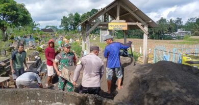 Babinsa Posramil Selopuro Bantu Cor Jalan Makam