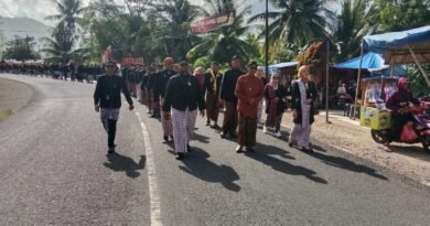 TNI-Polri Kawal Tradisi Longkangan Teluk Sumbreng Ke-177 di Trenggalek