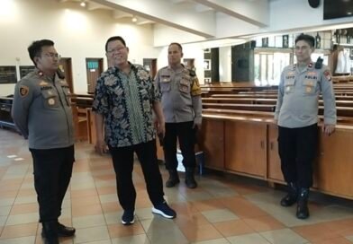 Polsek Kebon Jeruk Pastikan Pengamanan Ibadah Paskah Berjalan Optimal di Gereja Santo Andreas