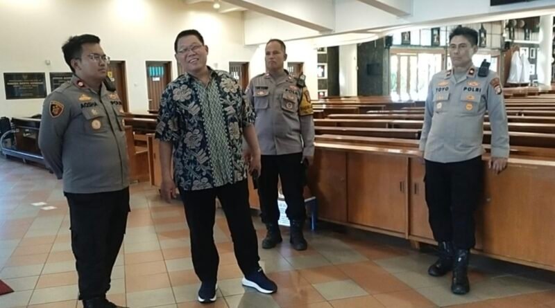 Polsek Kebon Jeruk Pastikan Pengamanan Ibadah Paskah Berjalan Optimal di Gereja Santo Andreas