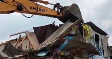 Aparat Gabungan Tertibkan Belasan Bangunan di Lahan Pemprov DKI di Kamal