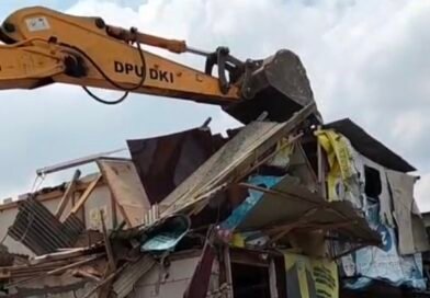 Aparat Gabungan Tertibkan Belasan Bangunan di Lahan Pemprov DKI di Kamal