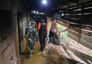Longsor di Tulungagung Terjang Dua Rumah, Anggota Koramil Sendang Lakukan Pendataan