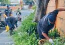 Tim Kebersihan Babat Rumput di Pintu Keluar Terminal Kalideres