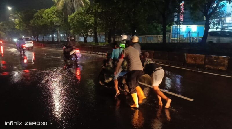 Aktifitas Warga Terganggu, Genangan Air di Daan Mogot Repotkan Polisi Atur Lalu Lintas