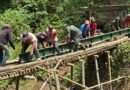 TNI dan Warga Pasang Girder Baja WF Jembatan Garuda di Desa Samar Tulungagung