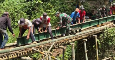 TNI dan Warga Pasang Girder Baja WF Jembatan Garuda di Desa Samar Tulungagung