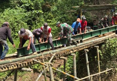 TNI dan Warga Pasang Girder Baja WF Jembatan Garuda di Desa Samar Tulungagung