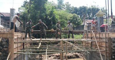 TNI dan Warga Bersatu Bangun Jembatan Klampok 1 di Desa Joho 