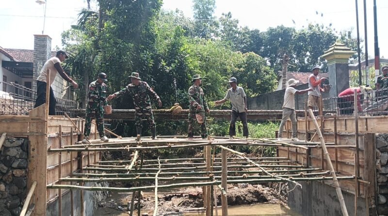 TNI dan Warga Bersatu Bangun Jembatan Klampok 1 di Desa Joho 