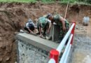 Babinsa dan Warga Kebut Pembangunan Jembatan Garuda di Desa Samar