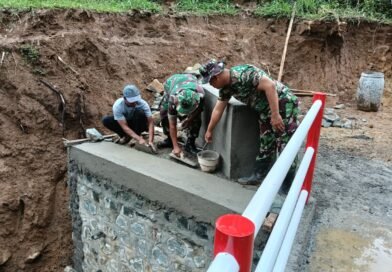 Babinsa dan Warga Kebut Pembangunan Jembatan Garuda di Desa Samar