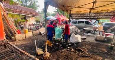 Akan di Hijaukan, Pengelola Terminal Kalideres Bongkar Bekas Warung Makan di Lahan RTH
