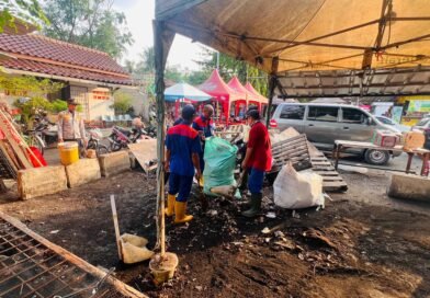 Akan di Hijaukan, Pengelola Terminal Kalideres Bongkar Bekas Warung Makan di Lahan RTH
