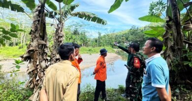 Tebing Sungai Banjar Rawan Longsor, TNI dan TRC-PB BPBD Imbau Warga Waspada