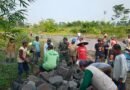 Babinsa Kamulan Bersama Warga Binaan Bersihan Sungai Sodetan Kaliputih Untuk Kelancaran Irigasi Pertanian