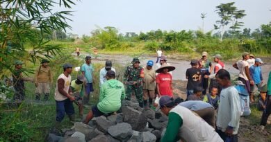 Babinsa Kamulan Bersama Warga Binaan Bersihan Sungai Sodetan Kaliputih Untuk Kelancaran Irigasi Pertanian