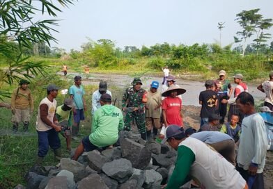 Babinsa Kamulan Bersama Warga Binaan Bersihan Sungai Sodetan Kaliputih Untuk Kelancaran Irigasi Pertanian