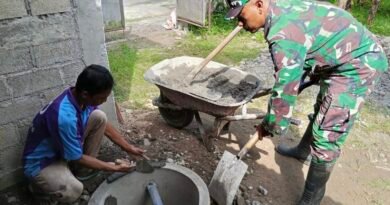 Babinsa Sumberboto, Blitar Bantu Warga Bangun MCK