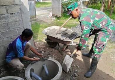 Babinsa Sumberboto, Blitar Bantu Warga Bangun MCK