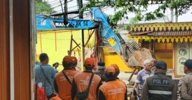 Belasan Bangunan Semi Permanen di Atas Saluran Air Jalan Bangun Nusa Raya Dibuldoser Pemkot Jakbar