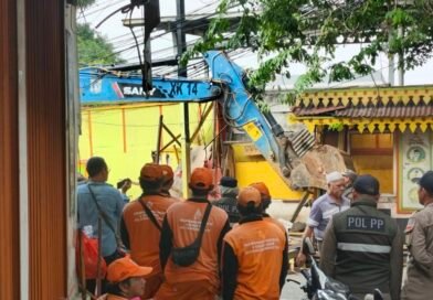 Belasan Bangunan Semi Permanen di Atas Saluran Air Jalan Bangun Nusa Raya Dibuldoser Pemkot Jakbar