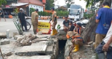 Manfaatkan Musim Kemarau, Terminal Kalideres Normalisasi Saluran Air di Kawasan Loket Lintas Sumatera