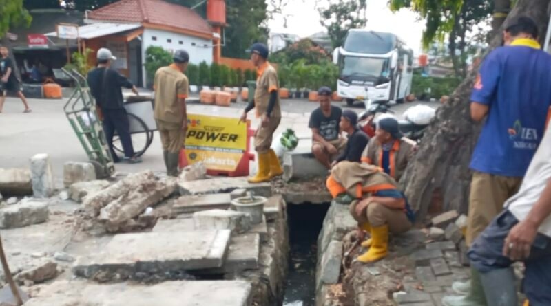 Manfaatkan Musim Kemarau, Terminal Kalideres Normalisasi Saluran Air di Kawasan Loket Lintas Sumatera