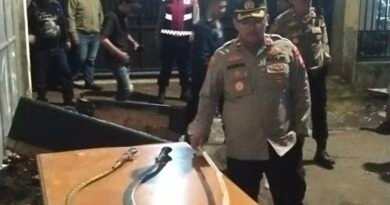 Remaja Bergerombol Pesta Tembakau Sintetis dan Bawa Celurit Terjaring Patroli KRYD Polsek Kebon Jeruk