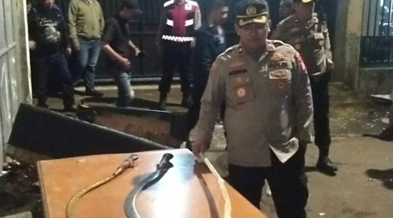 Remaja Bergerombol Pesta Tembakau Sintetis dan Bawa Celurit Terjaring Patroli KRYD Polsek Kebon Jeruk