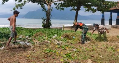 Babinsa dan Warga Jaga Pesona Pantai Prigi di Trenggalek