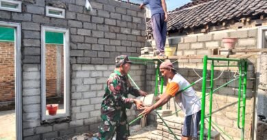 Babinsa Pakunden Bersama Warga Gotong Royong Renovasi Rumah RTLH