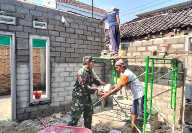 Babinsa Pakunden Bersama Warga Gotong Royong Renovasi Rumah RTLH