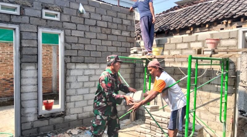 Babinsa Pakunden Bersama Warga Gotong Royong Renovasi Rumah RTLH