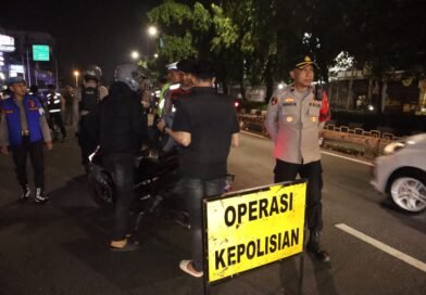 Polres Metro Jakarta Barat Bersama Tiga Pilar Gelar Razia dan Patroli Malam