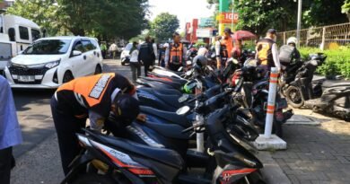 Parkir Liar Membeludak di Depan RS Hermina Kalideres, Petugas Gabungan Tertibkan Puluhan Kendaraan