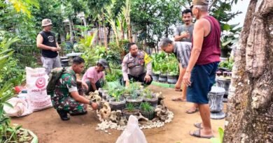 TNI-Polri dan Warga Gotong Royong Jaga Kebersihan Taman Kelurahan Surodakan